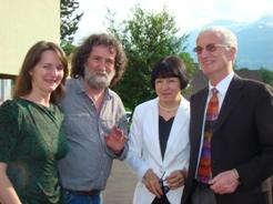 Barbara und Destan Gashi mit dem Botschafterehepaar Dashamira und Mehmet Elezi